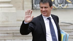 Près de 47% des Français pensent que le ministre de l'Intérieur Manuel Valls ferait un bon Premier ministre, soit une progression de deux points en un mois, selon un sondage Ifop réalisé pour le Journal du dimanche. /Photo prise le 3 juillet 2013/REUTERS/