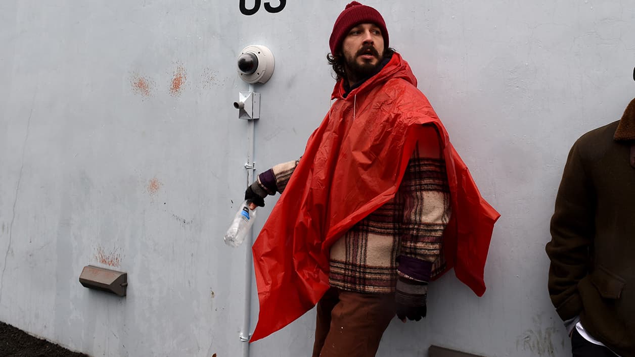 Shia Labeouf le 24 janvier durant son projet "He will not divide us"