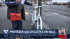 Les images du vélo blanc installé en face de l'Assemblée nationale, un an après la mort d'une assistante parlementaire