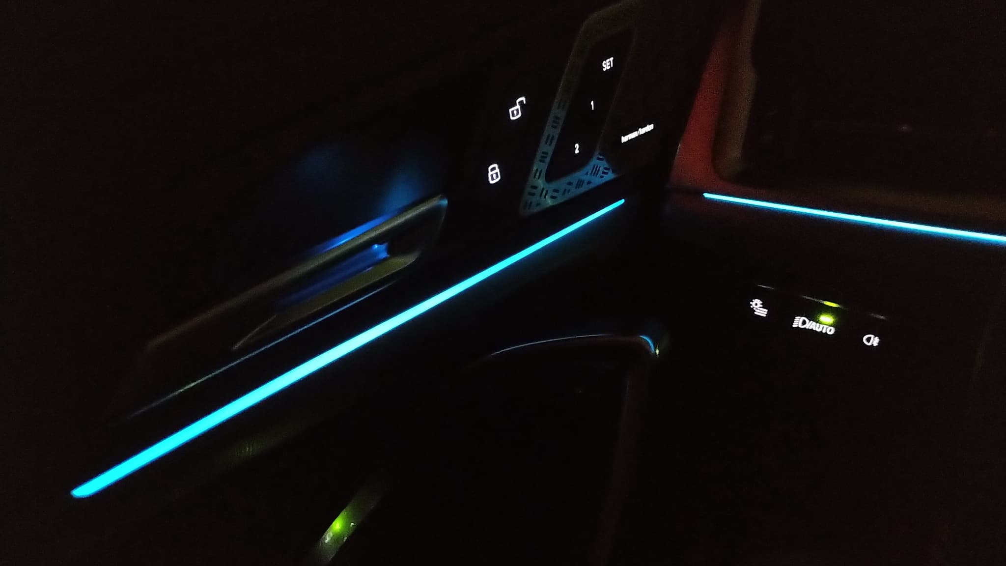 L'habitacle du BMW iX1 embarque des lumières créant une ambiance évolutive. L'habitacle du BMW iX1 embarque des lumières créant une ambiance évolutive.