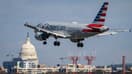 Un avion de la compagnie American Airlines arrivant à l'aéroport Ronald Reagan de Washington