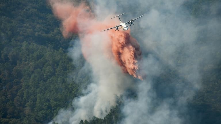 Un Bombardier Dash 8 lâche des produits retardateurs sur le front de l'incendie du Var, près de Grimaud, le 18 août 2021