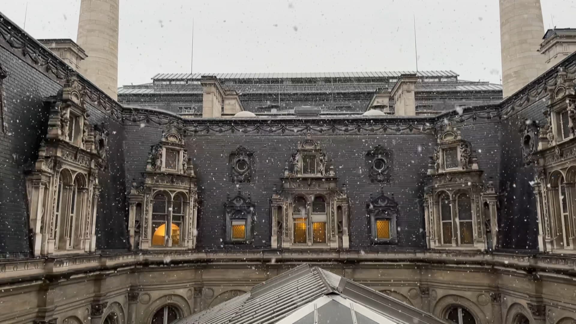 La neige à l'Hôtel de ville de Paris le 21 novembre 2024.