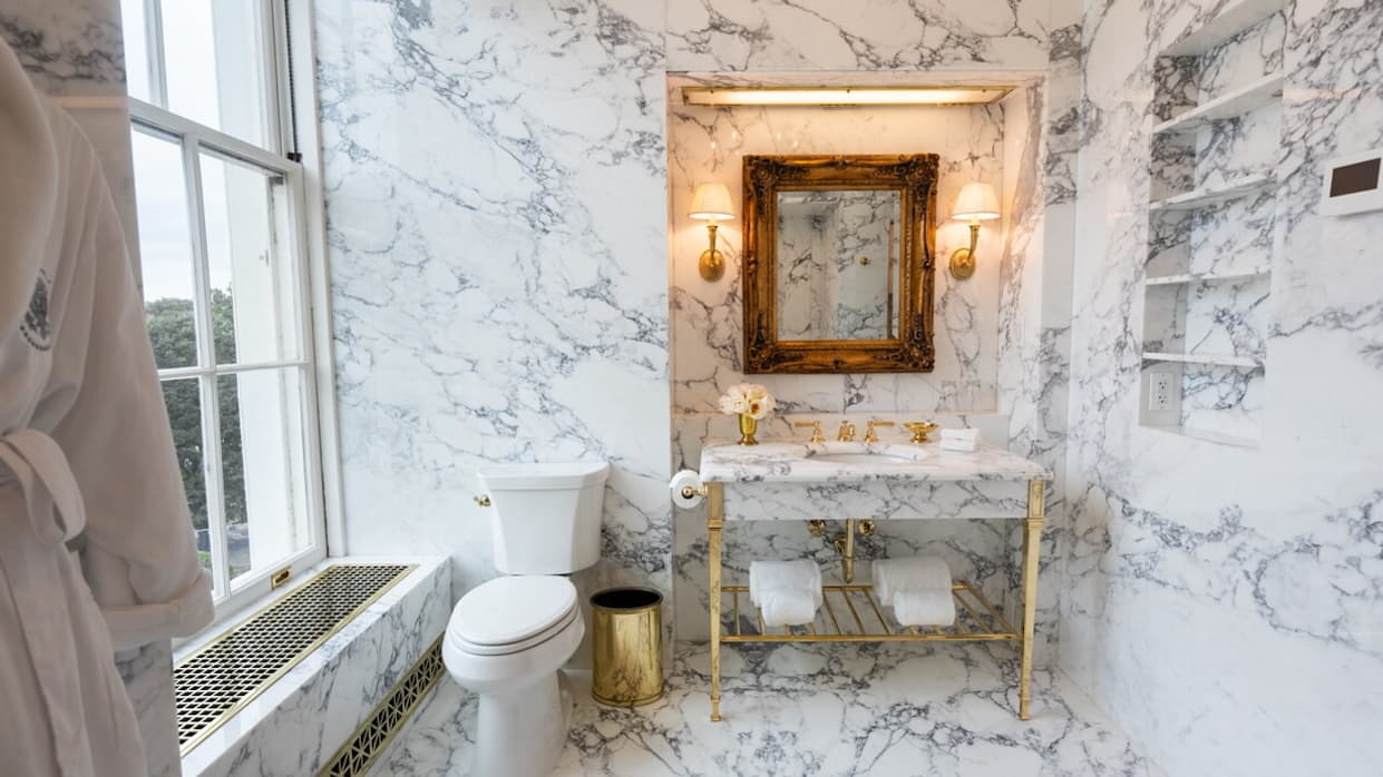 “In polished black and white marble”: Donald Trump greets the renovation of the White House bathroom “In polished black and white marble”: Donald Trump greets the renovation of the White House bathroom
