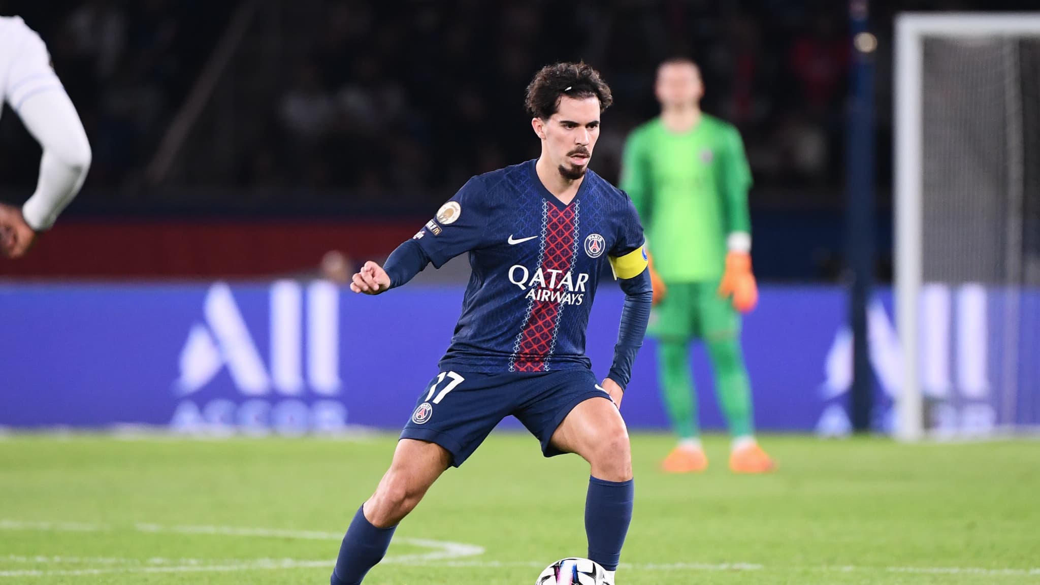 L'INQUIÉTUDE GRANDIT AVANT LE BARÇA: VITINHA ET KVARATSKHELIA SORTENT PRÉMATURÉMENT LORS DE PSG-AUXERRE