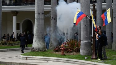 Des partisans du président Nicolas Maduro envahissent l'enceinte du Parlement à Caracas, au Venezuela, le 5 juillet 2017