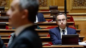 Le ministre de l'Intérieur Gérald Darmanin et le chef de file des sénateurs Les Républicains (LR) Bruno Retailleau au Sénat, le 7 novembre 2023