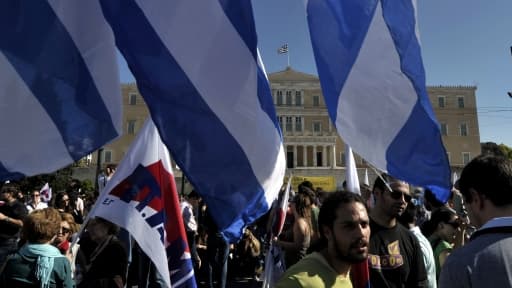 Des Grecs manifestent devant le Parlement qui doit voter le lendemain un nouveau train de mesures de rigueur