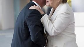 François Hollande devra s'appuyer sur l'opposition, contre une partie de sa majorité, afin d'obtenir la ratification du traité budgétaire européen, le "traité Sarkozy" pour une UMP prompte à dénoncer les "reniements" et "revirements" du président socialis