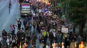 Manifestants dans les rues de la capitale thaïlandaise Bangkok, ce lundi matin.