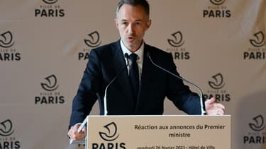 Emmanuel Grégoire donne une conférence de presse à Paris le 26 février 2021