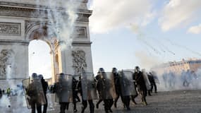 Des forces de l'ordre le 16 mars, place de l'Etoile à Paris.