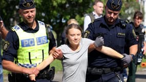 Greta Thunberg est emmenée par des policiers après avoir participé à une nouvelle action pour le climat, à Malmö, en Suède, le 24 juillet 2023, peu après sa condamnation à une amende pour avoir désobéi à la police.