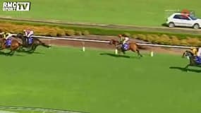 Ce jockey perd son pantalon en pleine course !