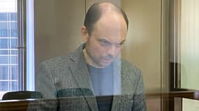 L'opposant russe Vladimir Kara-Mourza à Vladimir Poutine au tribunal de Moscou lors de l'annonce de sa condamnation, le 17 avril 2023