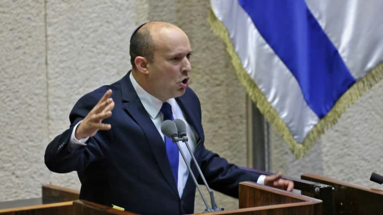 Le chef de la droite radicale en Israël, Naftali Bennett, s'adresse au Parlement à Jérusalem, le 13 juin 2021
