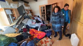 Alia et Fadel Faraj découvrent les dégâts laissés par les squatteurs dans leur clinique des Jeunes Pousses à Briançon (Hautes-Alpes), lundi 18 décembre. 