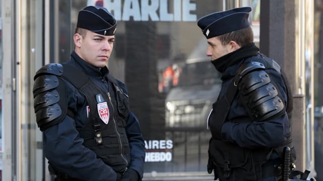 Deux policiers dans une rue parisienne, le 11 janvier 2015.