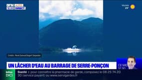 Hautes-Alpes: un lâcher d'eau au barrage de Serre-Ponçon