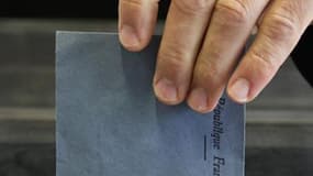 François Hollande possède une marge de 10 points sur Nicolas Sarkozy (55% contre 45%) dans les intentions de vote pour le second tour de l'élection présidentielle en France, en raison notamment d'un bon report de voix des électeurs ayant voté pour le cent