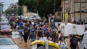 Des habitants marchent dans la rue à la suite d'inondations soudaines meurtrières à La Torre, au sud de Valence, le 31 octobre 2024.