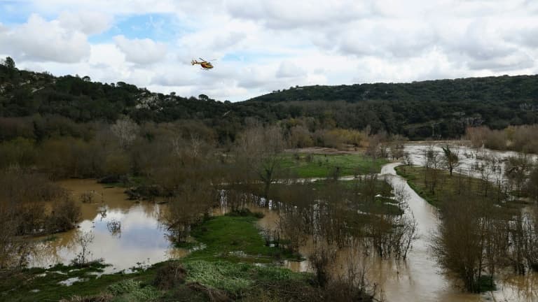 Un hélicoptère de la Sécurité civile survole le Gardon pour rechercher des personnes disparues, le 10 mars 2024 à Russan, dans le Gard