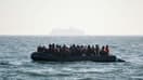 Un bateau qui transporte des migrants qui attendent d'être secourus, le 9 mai 2022, dans la Manche 