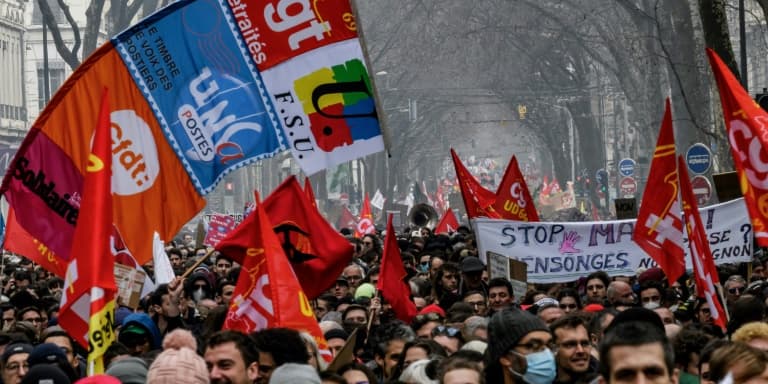 Des manifestants défilent à Lyon, le 7 mars 2023, contre la réforme des retraites.