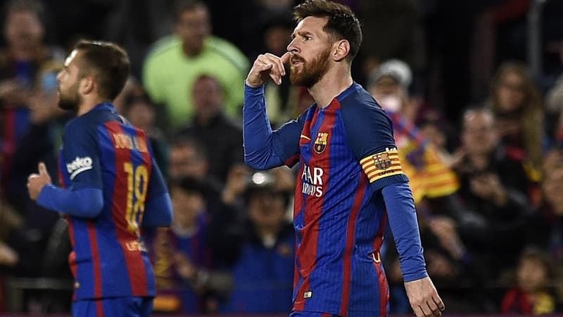 Lionel Messi mime un coup de téléphone