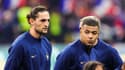 Adrien Rabiot et Kylian Mbappé avec les Bleus face à l'Angleterre