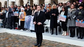 Emmanuel Macron aux Invalides pour l'hommage aux victimes françaises du Hamas, le 7 février 2024