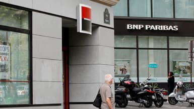 Photo prise en septembre 2011 d'agences des banques Crédit Agricole et BNP Paribas. 