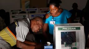 Bureau de vote à Port-au-Prince. Une certaine confusion régnait dimanche matin en Haïti, où des bureaux de vote ont ouvert en retard pour des scrutins présidentiel et législatifs décisifs pour l'avenir du pays et sa reconstruction après le séisme meurtrie
