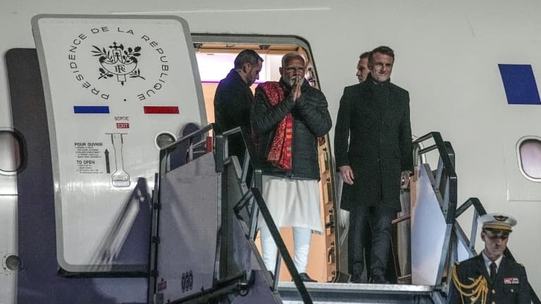 Le président français Emmanuel Macron (d.) et le Premier ministre indien Narendra Modi arrivent à l'aéroport de Marseille à Marignane, dans le sud de la France, le 11 février 2025