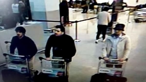 La police a diffuse ces images des caméras de surveillance sur lesquelles on voit les trois suspects des attentats qui ont frappé l'aéroport de Bruxelles ce 22 mars. La police a diffuse ces images des caméras de surveillance sur lesquelles on voit les trois suspects des attentats qui ont frappé l'aéroport de Bruxelles ce 22 mars.
