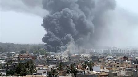 Les avions de l'Otan ont frappé mardi par vagues régulières des cibles à Tripoli. La capitale libyenne n'avait jamais subi de bombardements d'une telle intensité depuis le début des raids occidentaux contre le régime du colonel Kadhafi, en mars. /Photo pr