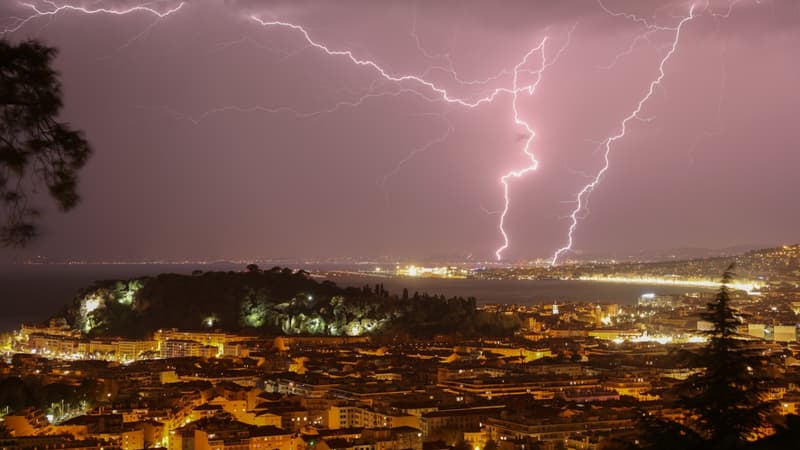 La foudre lors d'un orage à Nice en octobre 2019