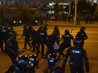 Les forces anti-émeute du Bélarus interpellent un manifestant le 10 août 2020 à Minsk