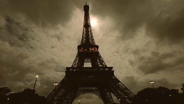 L'éclipse totale sur Paris en 1999. Partielle, celle du 20 mars ne devrait pas être aussi spectaculaire.