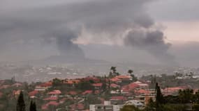 Des fumées dans les alentours de Nouméa après les émeutes le 15 mai 2024, en Nouvelle-Calédonie. 