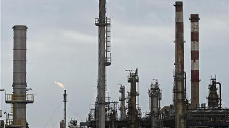 Vue de la raffinerie de Lavera. La conjonction de la grève des terminaux pétroliers du port de Marseille, entrée dans son 16e jour, et de celle suivie ce mardi par huit des 12 raffineries françaises contre la réforme des retraites accentue la menace d'une
