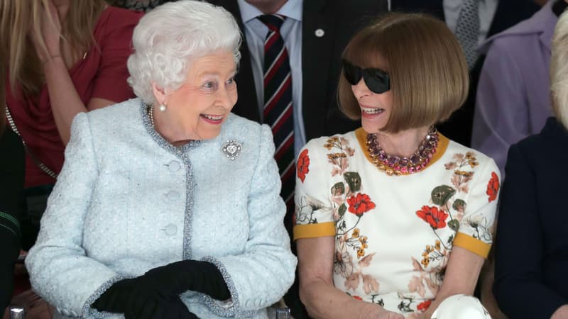La reine Elizabeth II et Anna Wintour lors de la Fashion Week à Londres, le 20 février 2018