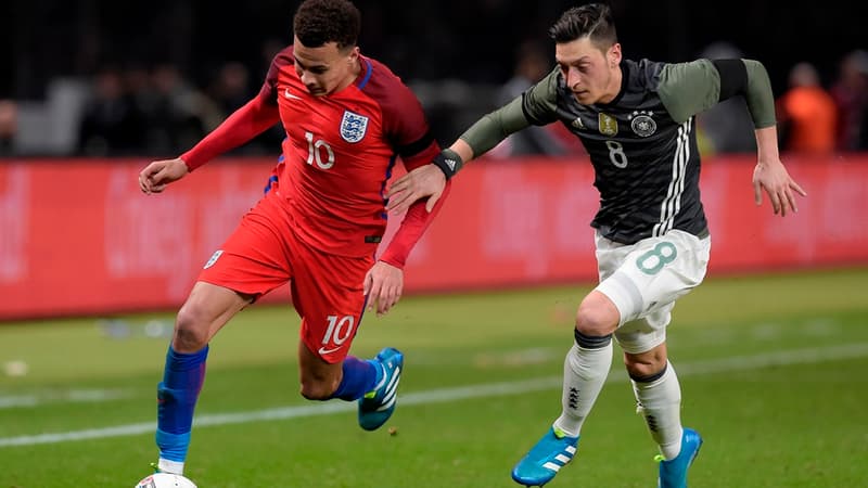 Dele Alli en duel avec Mesut Ozil
