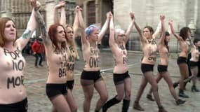 Les Femen manifestent devant le parvis de Notre-Dame de Paris le 12 février 2013.