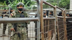 Un militaire devant la prison de Guayas 1 théâtre d'affrontements entre gangs de prisonniers qui ont fait au moins 58 morts, le 13 novembre 2021 à Guayaquil (sud-ouest de l'Equateur)  