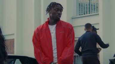 Le rappeur Tiakola dans le clip du morceau "M3lo", sorti le 21 avril 2022.