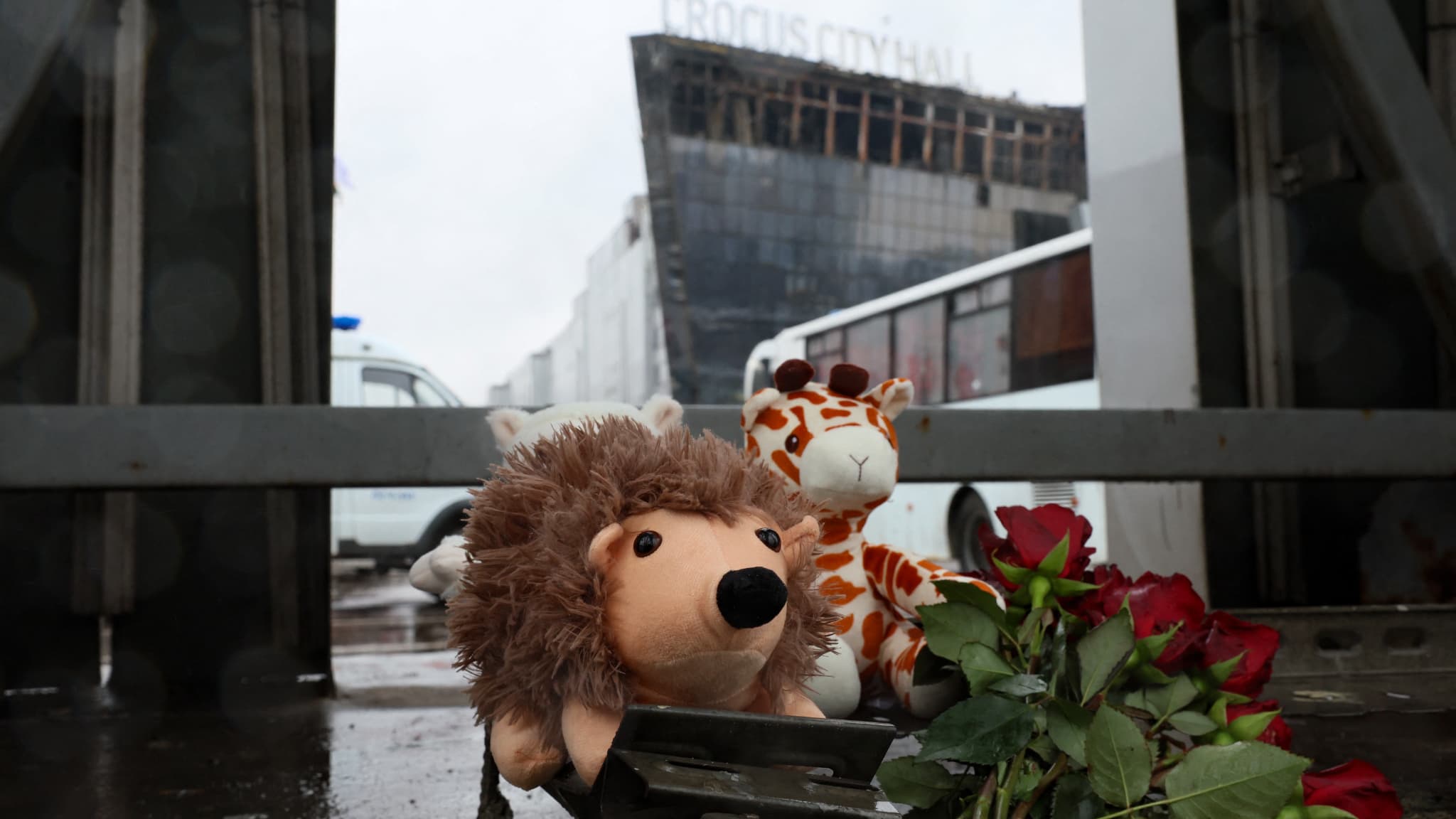 Des premières fleurs déposées devant la salle de concert prise pour cible par des terroristes djihadistes, vendredi. 