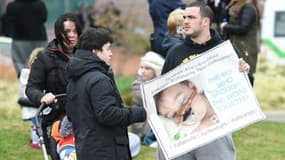Des soutiens de la famille du petit Alfie devant l'hôpital pour enfants Alder Hey à Liverpool dans le nord-ouest de l'Angleterre, le 23 avril 2018