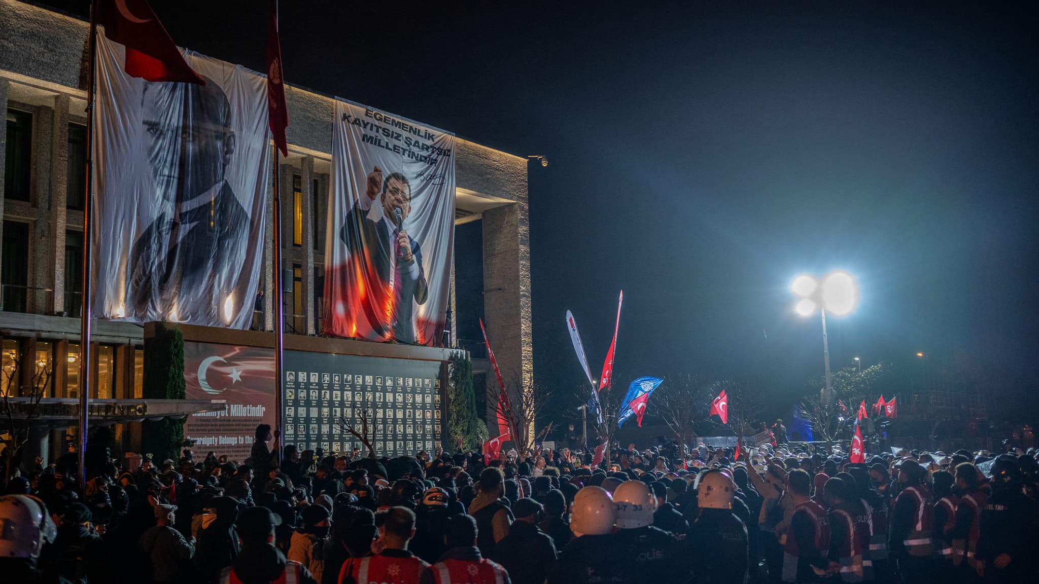 Des manifestants se rassemblent à l'hôtel de ville d'Istanbul lors d'un rassemblement de soutien à l'arrestation du maire d'Istanbul, à l'hôtel de ville d'Istanbul (Turquie), le 25 mars 2025. 