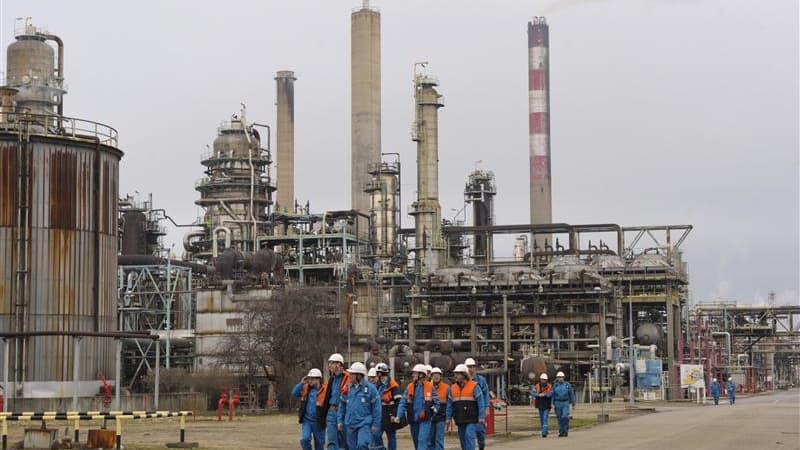 Le site Petroplus de Petit-Couronne. Laurent Fabius a démenti mercredi l'information selon laquelle la Libye investirait dans cette raffinerie placée en redressement judiciaire en janvier. /Photo prise le 24 février 2012/REUTERS/Philippe Wojazer